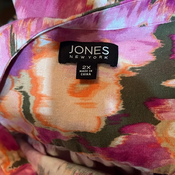 Jones top size 2X floral with three-quarter length sleeves. - Picture 4 of 4